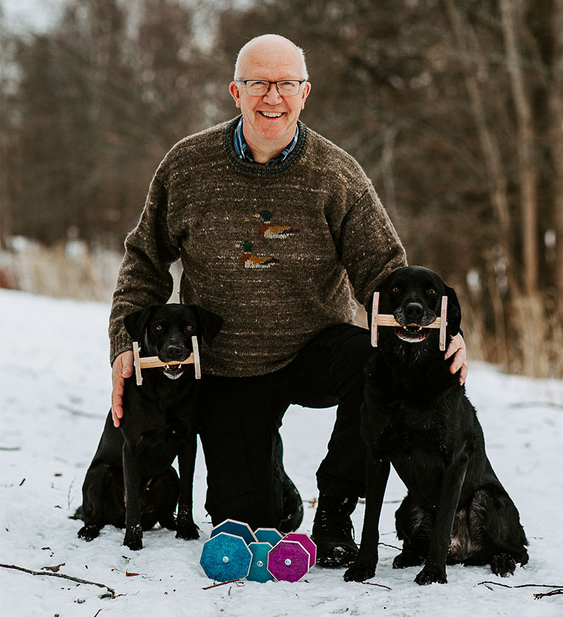 Lars-Gunnar "LG" Andersson med labradorerna Jerda och Göte